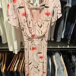 Banana republic size 8. Beautiful pink floral dress. Split sleeves.